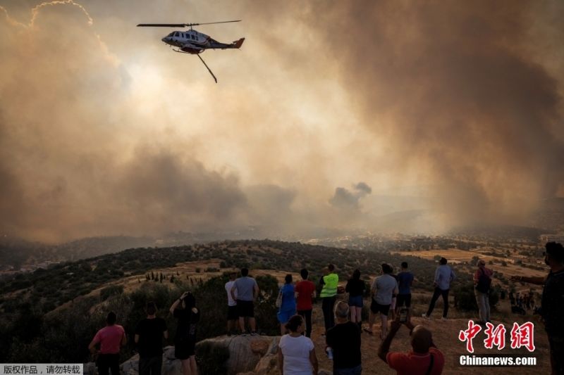 Χιλι?δε? ?νθρωποι απομακρ?νθηκαν?καθ?? πυρκαγι?? ξ?σπασαν γ?ρω απ? την ελληνικ? πρωτε?ουσα