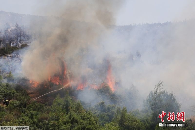 Χιλι?δε? ?νθρωποι απομακρ?νθηκαν?καθ?? πυρκαγι?? ξ?σπασαν γ?ρω απ? την ελληνικ? πρωτε?ουσα