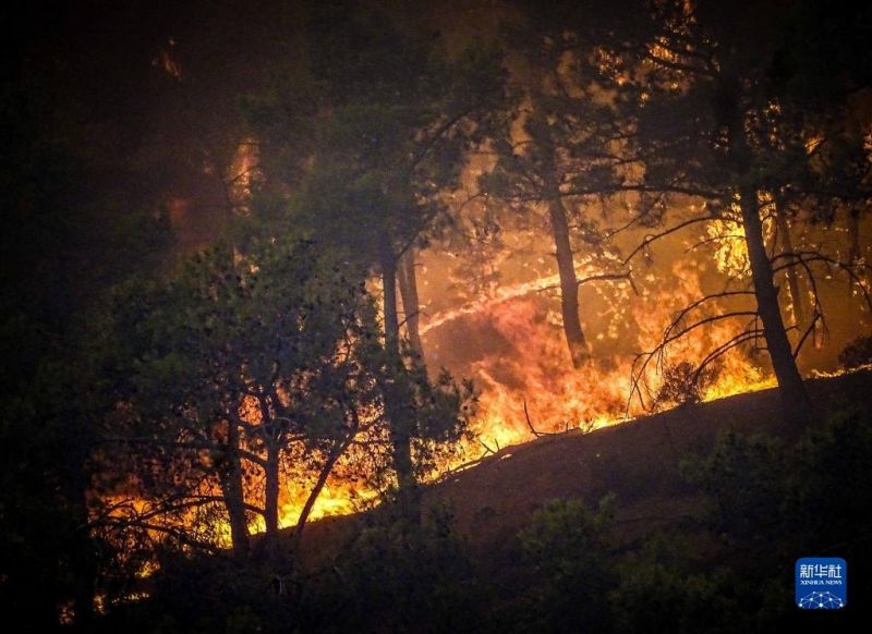 Περ?που 19.000 ?νθρωποι απομακρ?νθηκαν απ? την Ρ?δο λ?γω των πυρκαγι?ν