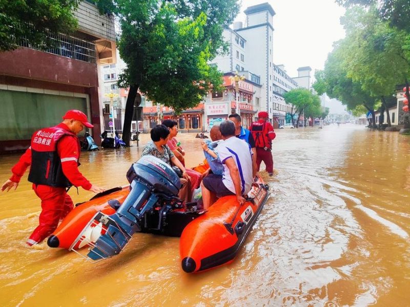 Εργασ?ε? δι?σωση? και βο?θεια? βρ?σκονται σε πλ?ρη εξ?λιξη εν μ?σω ισχυρ?ν βροχοπτ?σεων στην επαρχ?α Ανχου??, τη? Ανατολικ?? Κ?να?