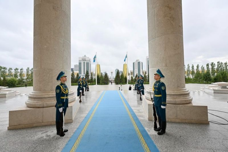 Ο Πρ?εδρο? Σι στην τελετ? υποδοχ?? απ? τον Πρ?εδρο του Καζακστ?ν Τοκ?γιεφ