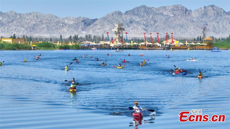 Το China Kayak Marathon Open στη λ?μνη Μπ?στεν στο Σιντζι?νγκ