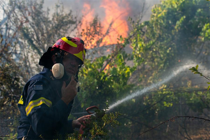 Μαζικ? πυρκαγι? φτ?νει στα προ?στια τη? Αθ?να?, με 100.000 στρ?μματα να κα?γονται