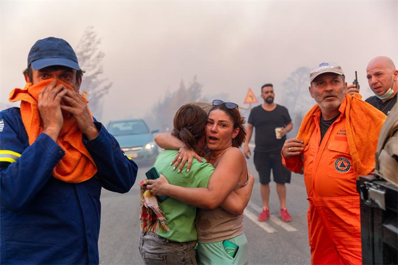 Μαζικ? πυρκαγι? φτ?νει στα προ?στια τη? Αθ?να?, με 100.000 στρ?μματα να κα?γονται